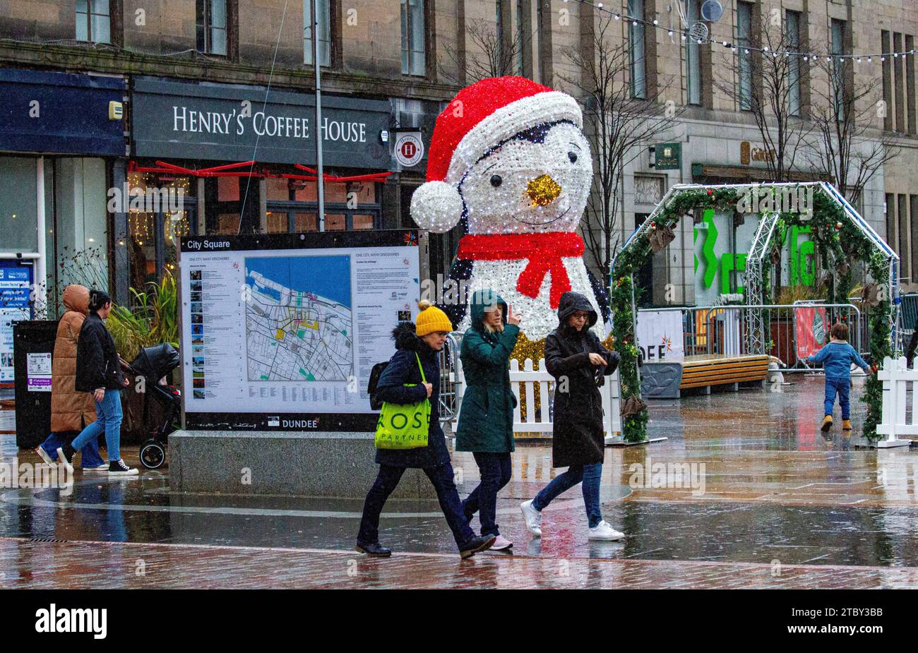 Dundee, Tayside, Scotland, UK. 9th Dec, 2023. UK Weather A rain warning is in effect as heavy