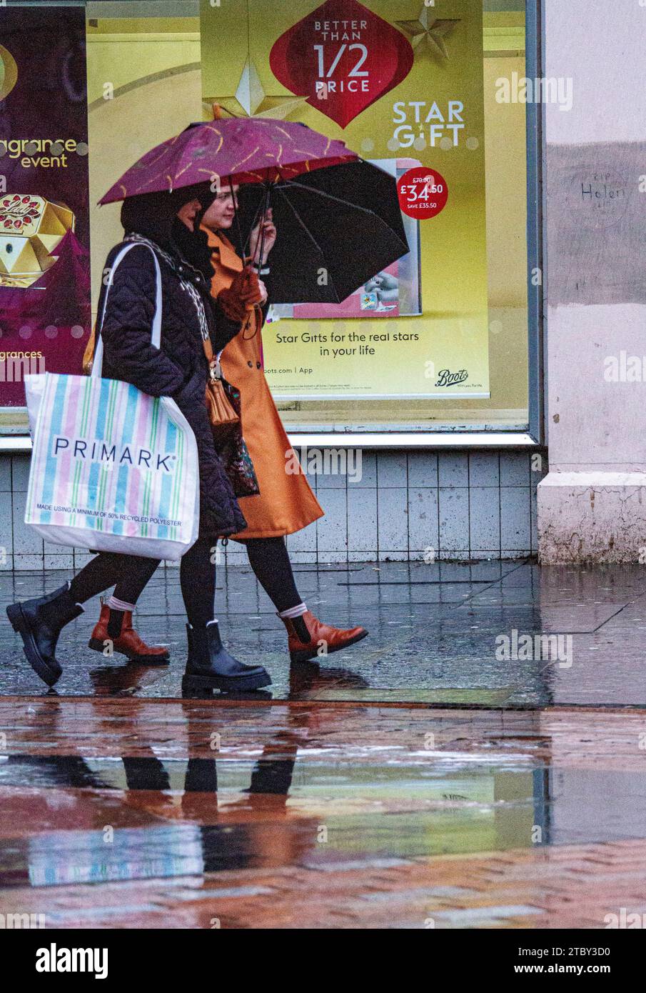 Dundee, Tayside, Scotland, UK. 9th Dec, 2023. UK Weather: A rain warning is in effect as heavy rain continues to keep falling across Northeast Scotland. Dundee locals go Christmas shopping in the city centre over the weekend, wrapped up against the bitter cold and torrential downpours. Credit: Dundee Photographics/Alamy Live News Stock Photo