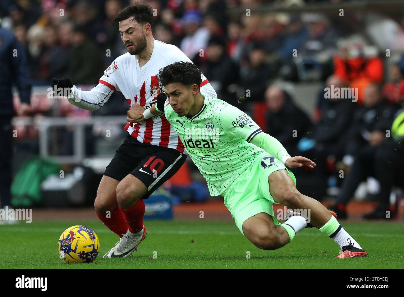 Sunderland, UK. 9th Dec 2023. Jeremy Sarmiento of West Bromwich Albion is challenged by Patrick Roberts of Sunderland during the Sky Bet Championship match between Sunderland and West Bromwich Albion at the Stadium Of Light, Sunderland on Saturday 9th December 2023. (Photo: Robert Smith | MI News) Credit: MI News & Sport /Alamy Live News Stock Photo
