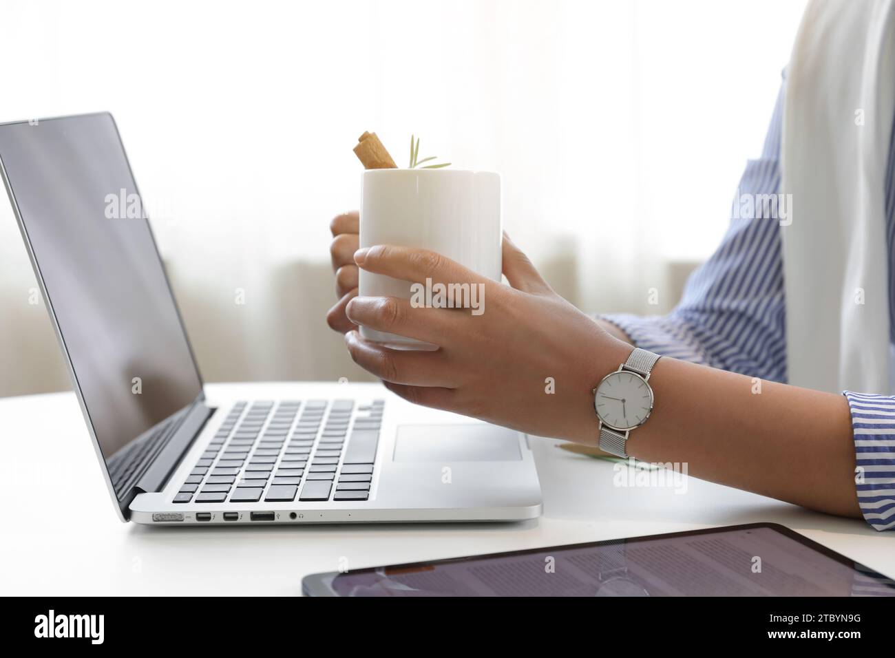 A woman who works or creates alone in a cafe Stock Photo