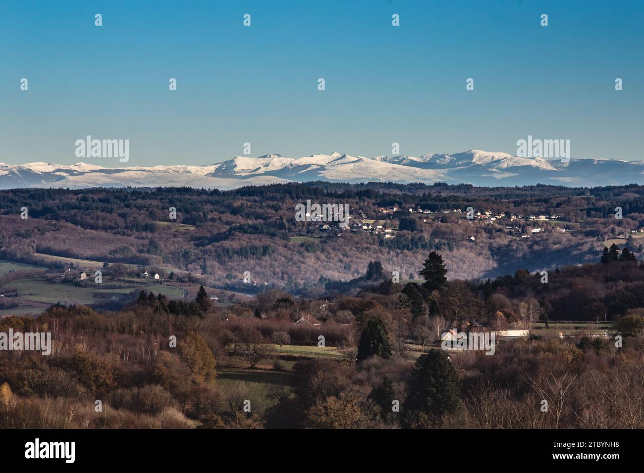 Panorama du Puy des Ferrières sur les monts d'Auvergne Stock Photo