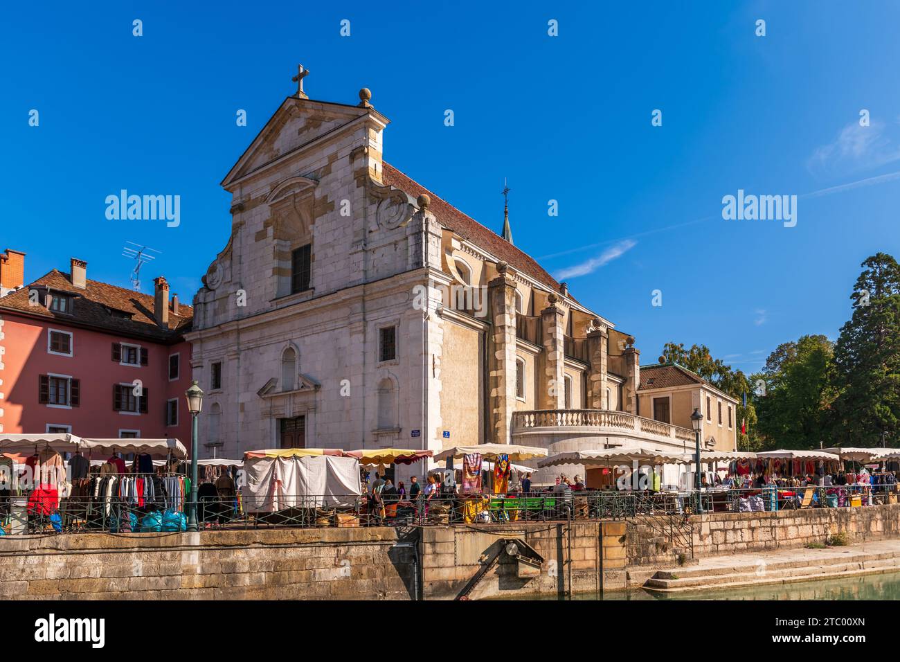 Saint François de Sales Church on a market day, in Annecy on the banks of the Thioule, in Haute Savoie, France Stock Photo