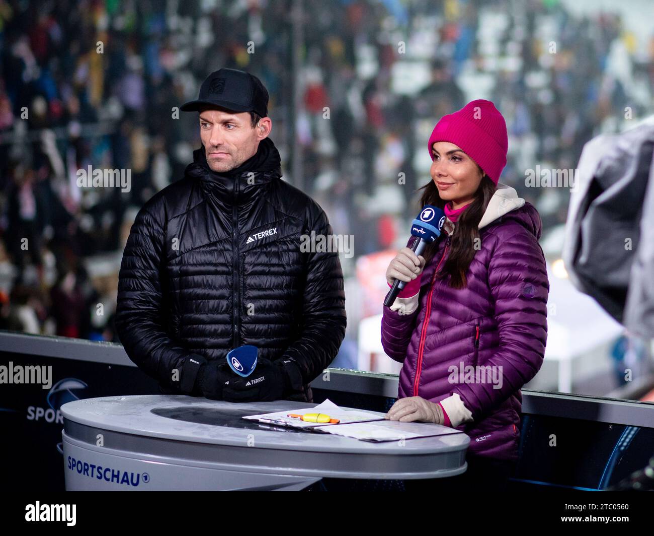 Sven Hannawald (Deutschland, Ex Skispringer, ARD TV Experte), Lea Wagner (ARD Sportschau TV Moderatorin, Sportjournalistin), GER, FIS Viessmsann Skisprung Weltcup Klingenthal, Einzel Springen 09.12.2023 Foto: Eibner-Pressefoto/Michael Memmler Stock Photo