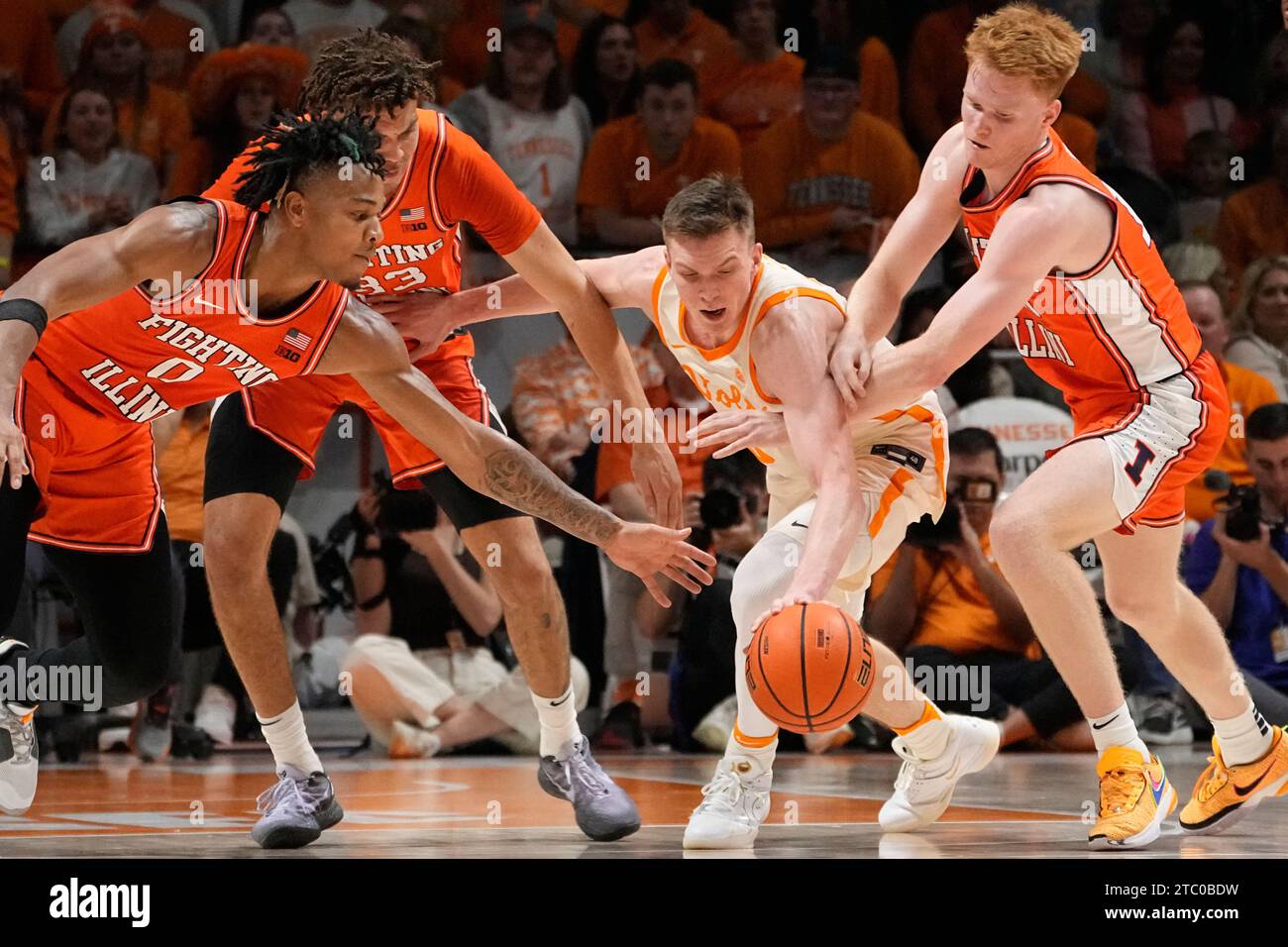 Tennessee guard Dalton Knecht, second from right, battles Illinois
