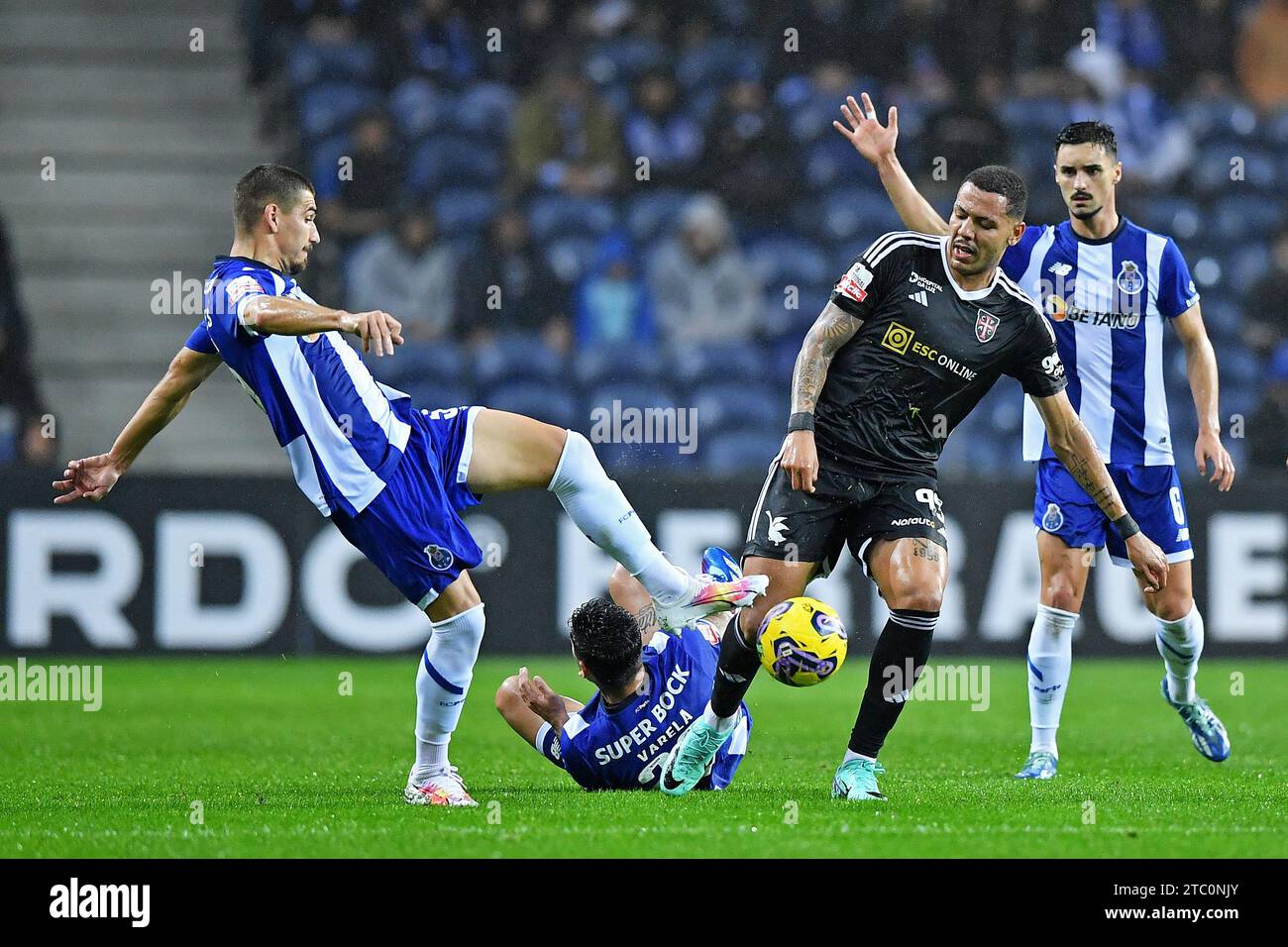 Porto, Portugal. 09th Dec, 2023. Dragao Stadium, Primeira Liga 2023/2024, FC Porto versus Casa Pia; Joao Mendes of FC Porto battles for possession ball with Clayton of Casa Pia, during a match between Fc Porto and Casa Pia for the Primeira Liga 2023/2024 at Dragao Stadium in Porto on December 09. Photo: Daniel Castro/DiaEsportivo/Alamy Live News Credit: DiaEsportivo/Alamy Live News Stock Photo