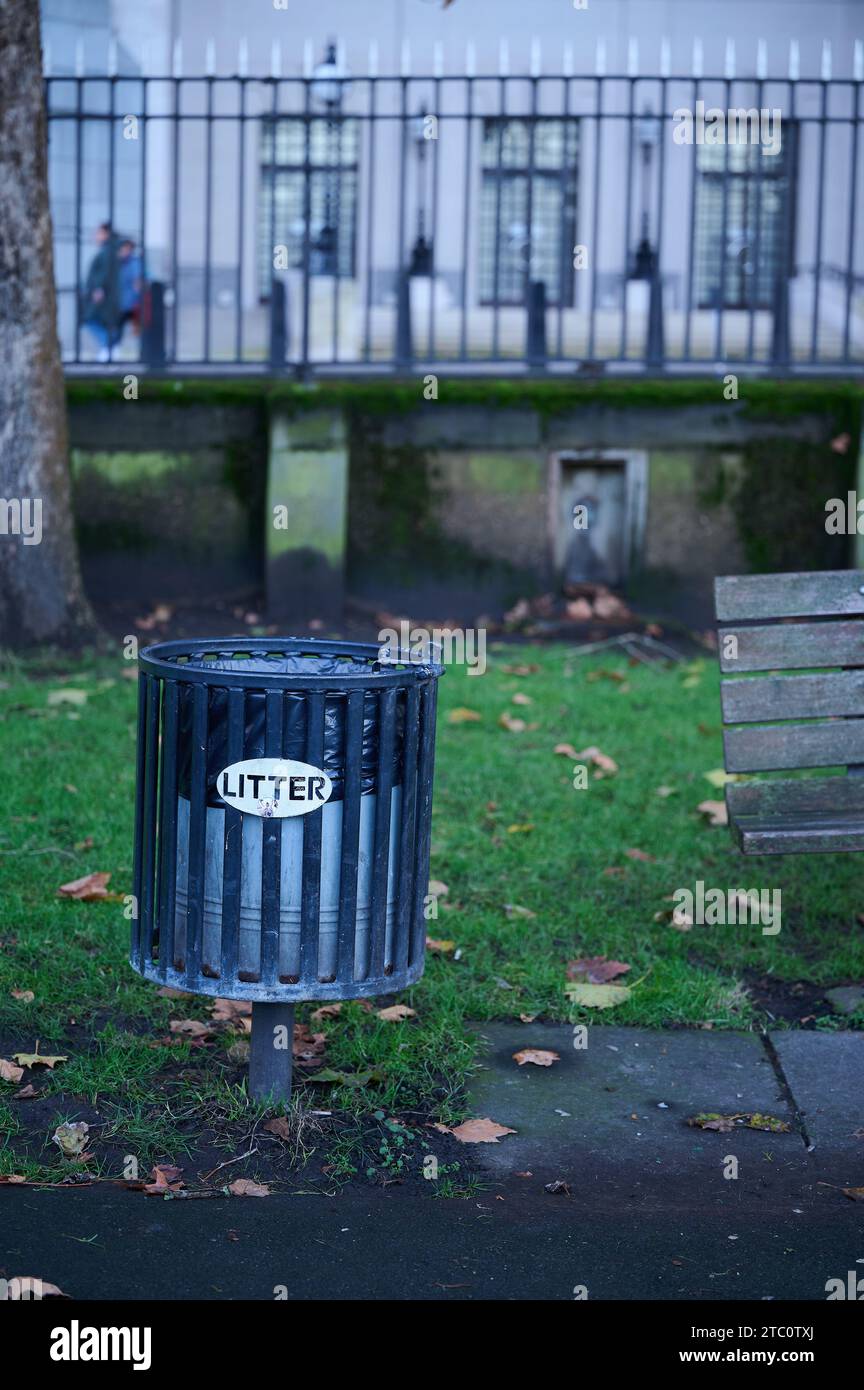 9 dec 2023 - LondonUK: Empty litter bin  rubbish bin with sign saying Litter in a park Stock Photo