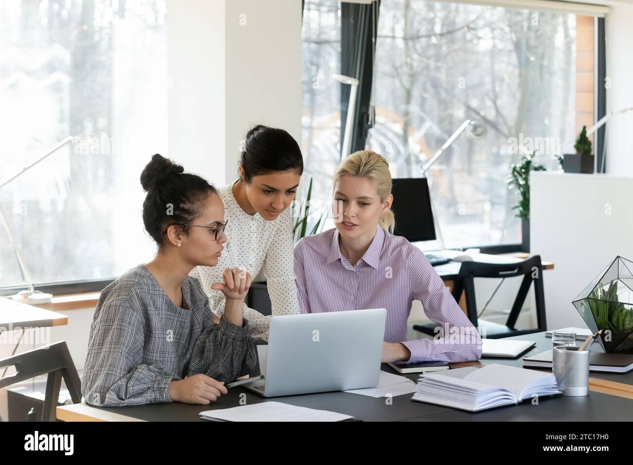 Analyzing colleagues work hi-res stock photography and images - Alamy
