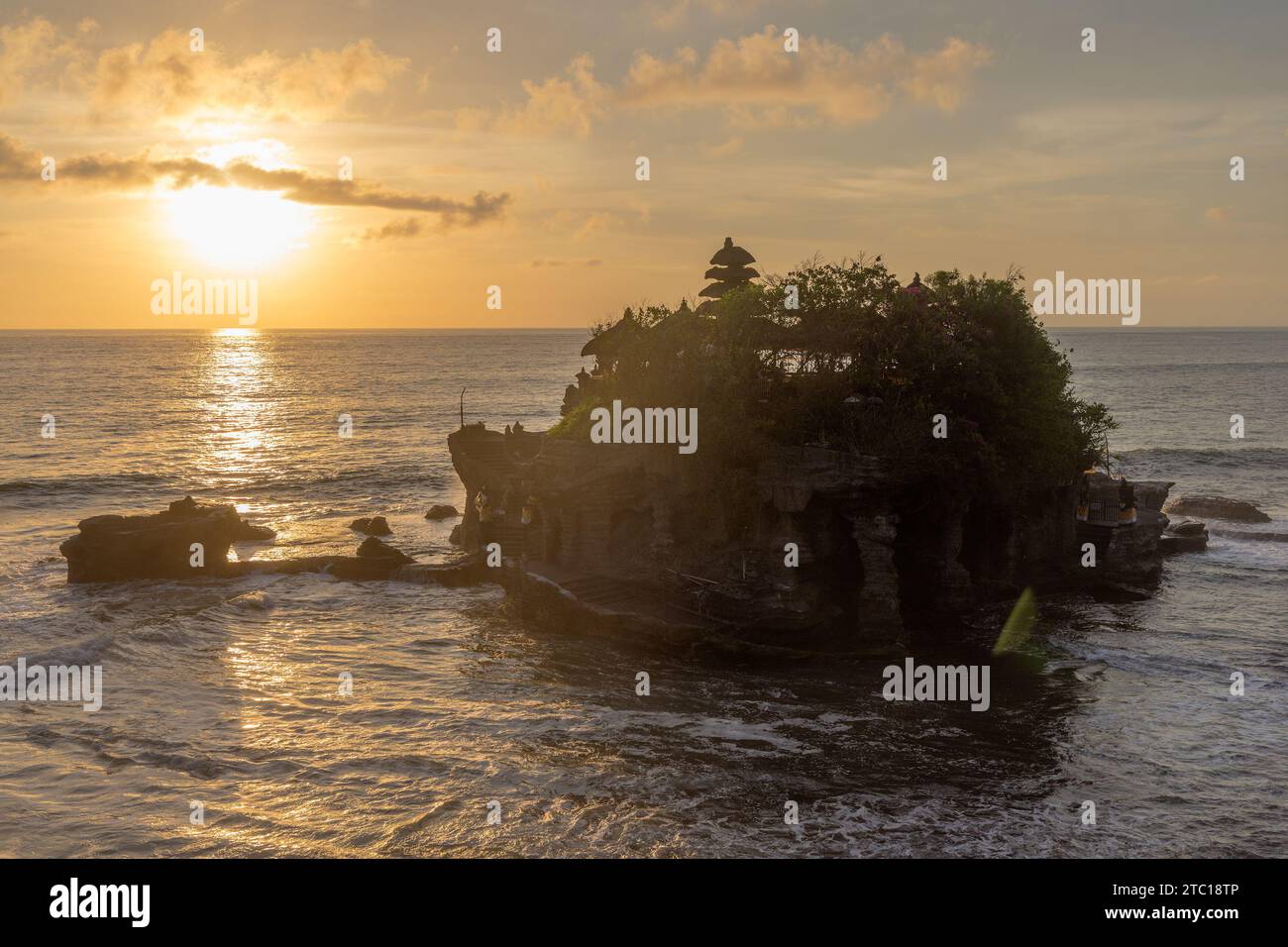 Hindu temple on island tanah hi-res stock photography and images - Alamy