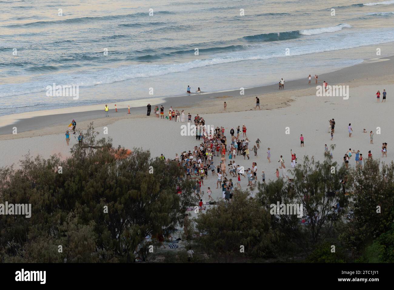 Coolangatta, Australia. 10th December 2023.  Singers perform at the Cooly Carols Christmas festivities in Queen Elizabeth Park, Marine Parade Stock Photo