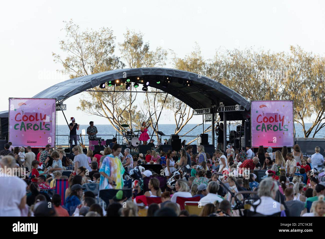 Coolangatta, Australia. 10th December 2023.  Singers perform at the Cooly Carols Christmas festivities in Queen Elizabeth Park, Marine Parade Stock Photo
