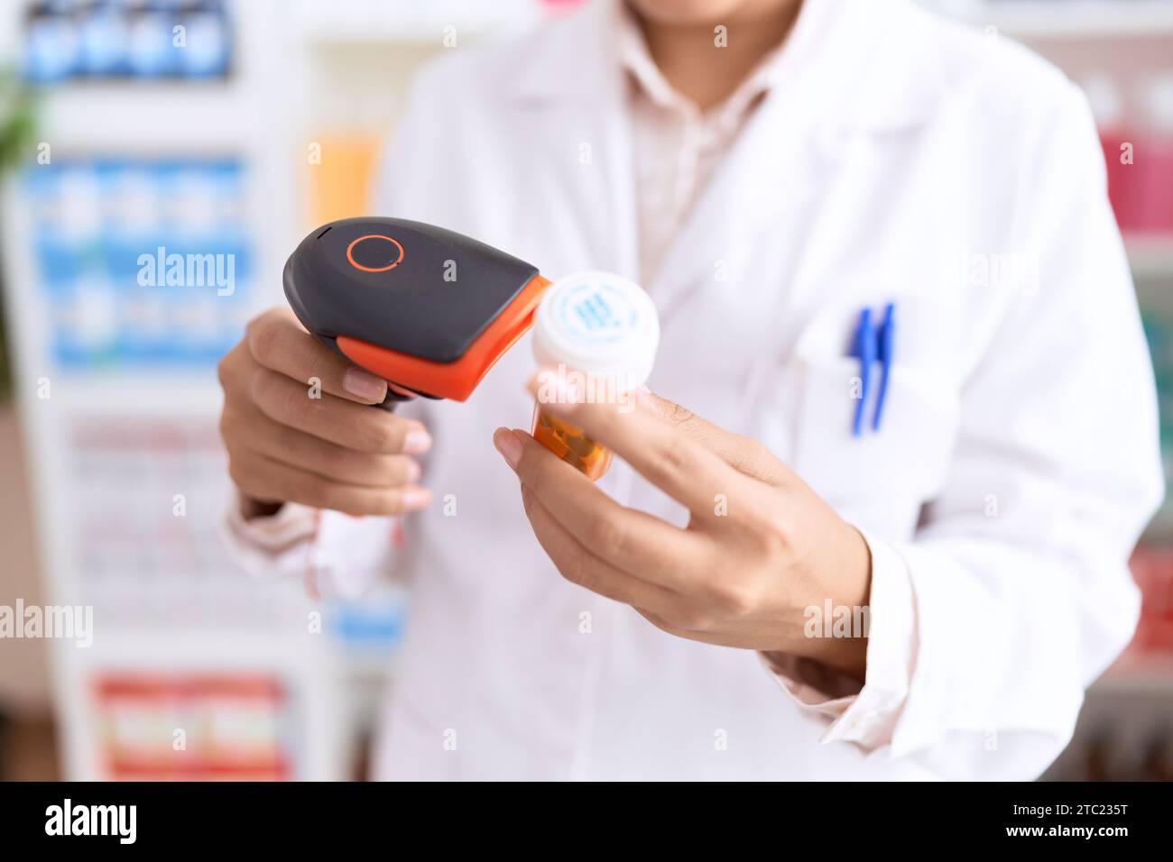 Arab pharmacist at counter hi-res stock photography and images - Alamy