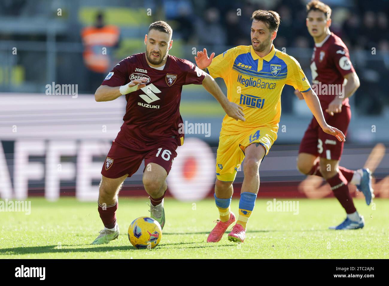 Frosinone, Italy. 10th Dec, 2023. Torino's Croatian midfielder Nikola Vlasic challenges for the ball with Frosinone's Italian midfielder Francesco Gelli during the Serie A football match between Frosinone Calcio vs Torino at the Benito Stirpe stadium in Frosinone, Italy on December 10, 2023. Credit: Independent Photo Agency/Alamy Live News Stock Photo