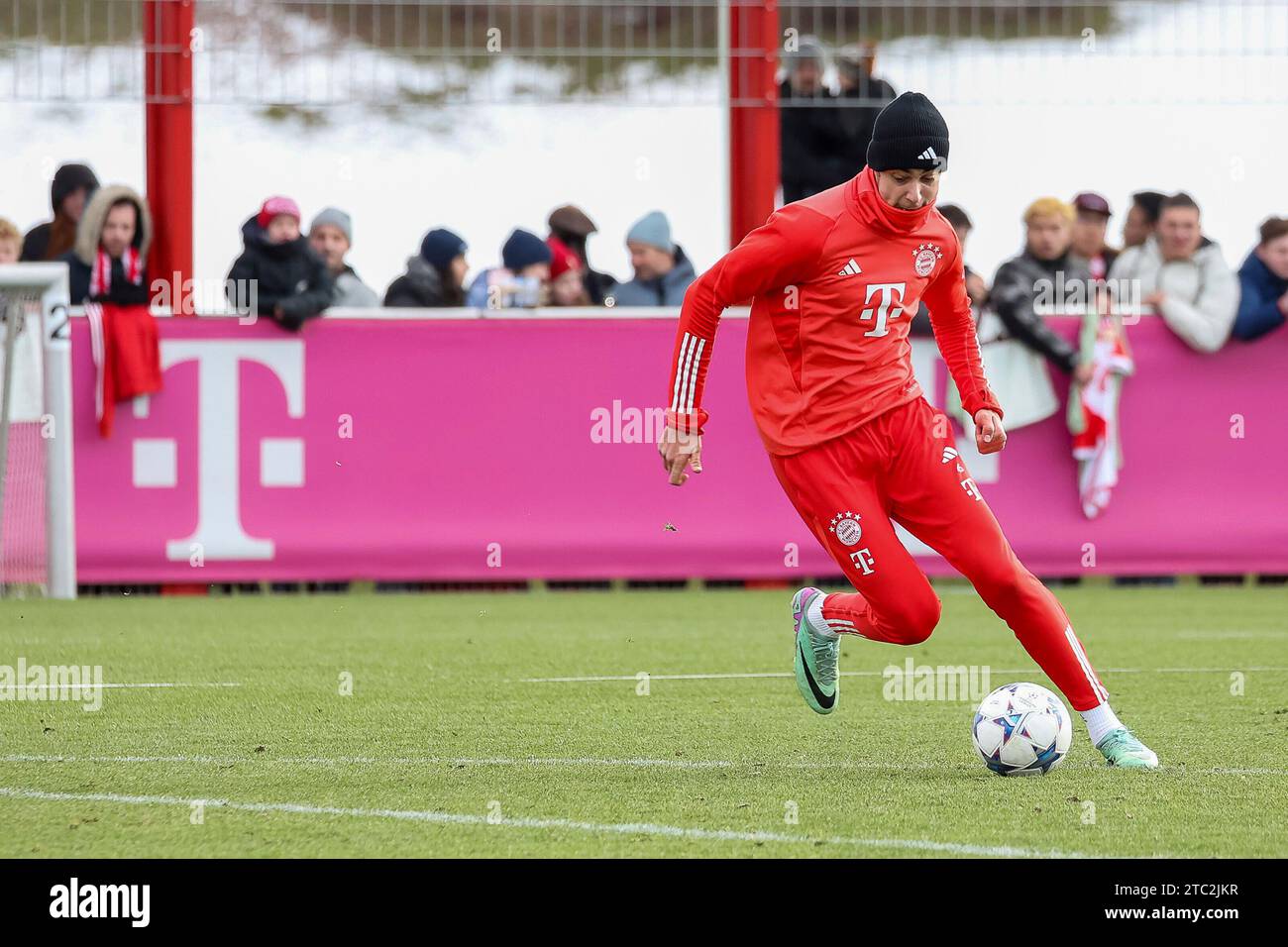 Muenchen, Deutschland. 10th Dec, 2023. Aleksandar Pavlovic (FC Bayern ...