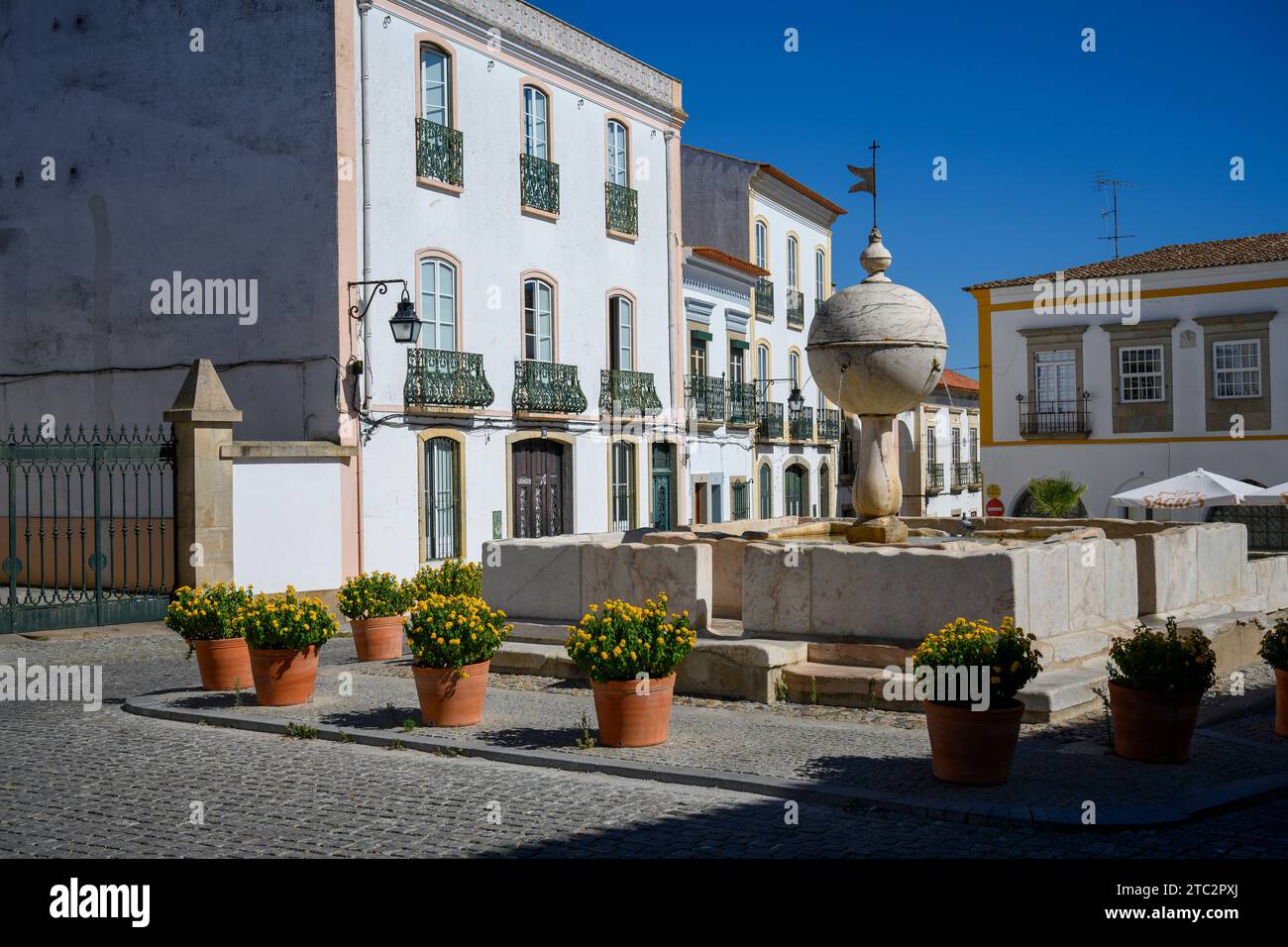 Largo da Porta de Moura fountain and cathedral Old Town, Evora, Alentejo, Portugal Stock Photo