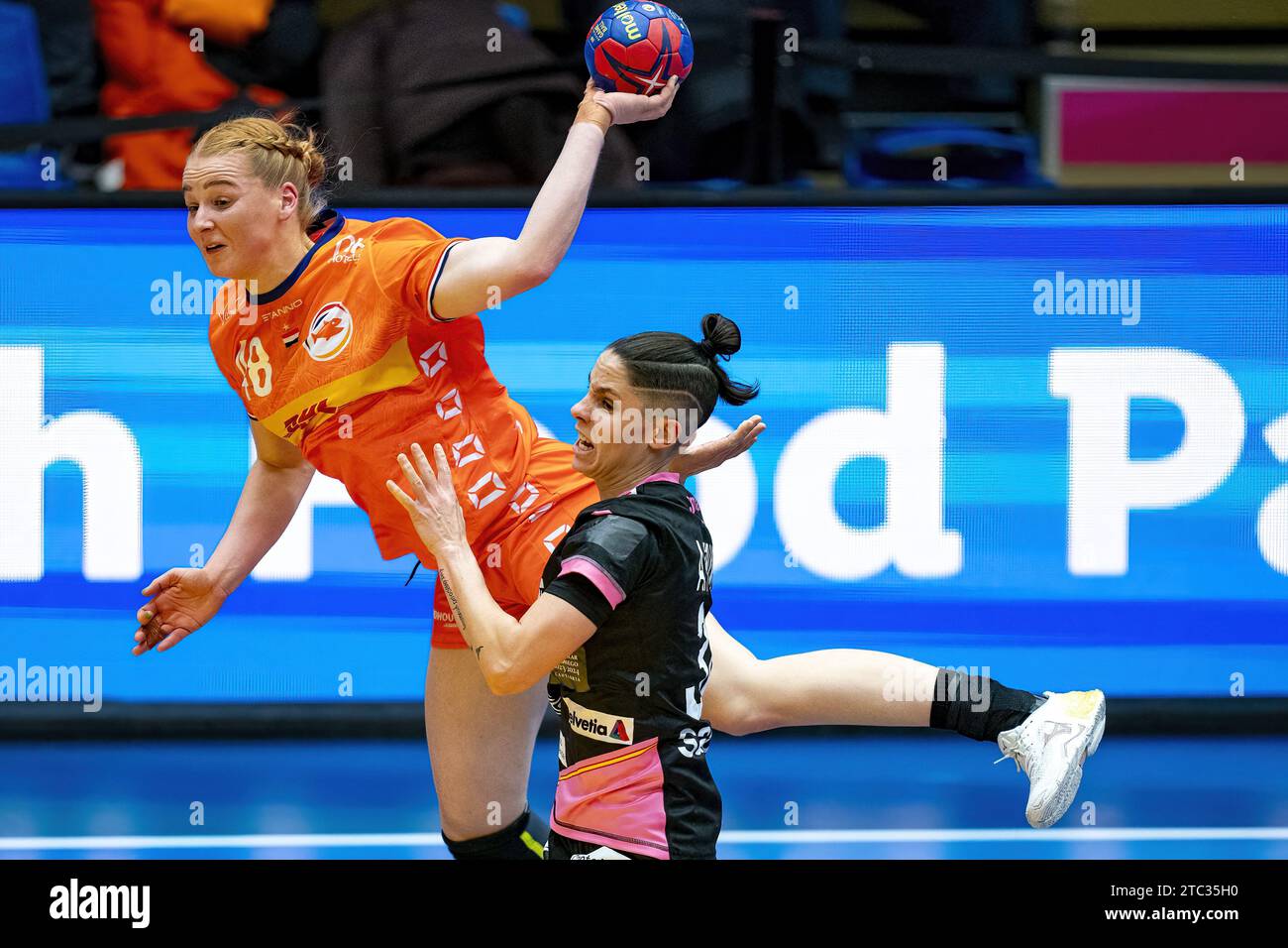 FREDERIKSHAVN - Dione Housheer of the Netherlands against Alicia Fernandez Fraga of Spain during the main round group IV World Cup handball match at the Arena Nord. ANP RONALD HOOGENDOORN Stock Photo