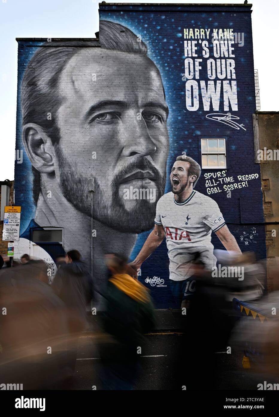London, UK. 10th Dec, 2023. Fans walk past the Harry Kane mural in