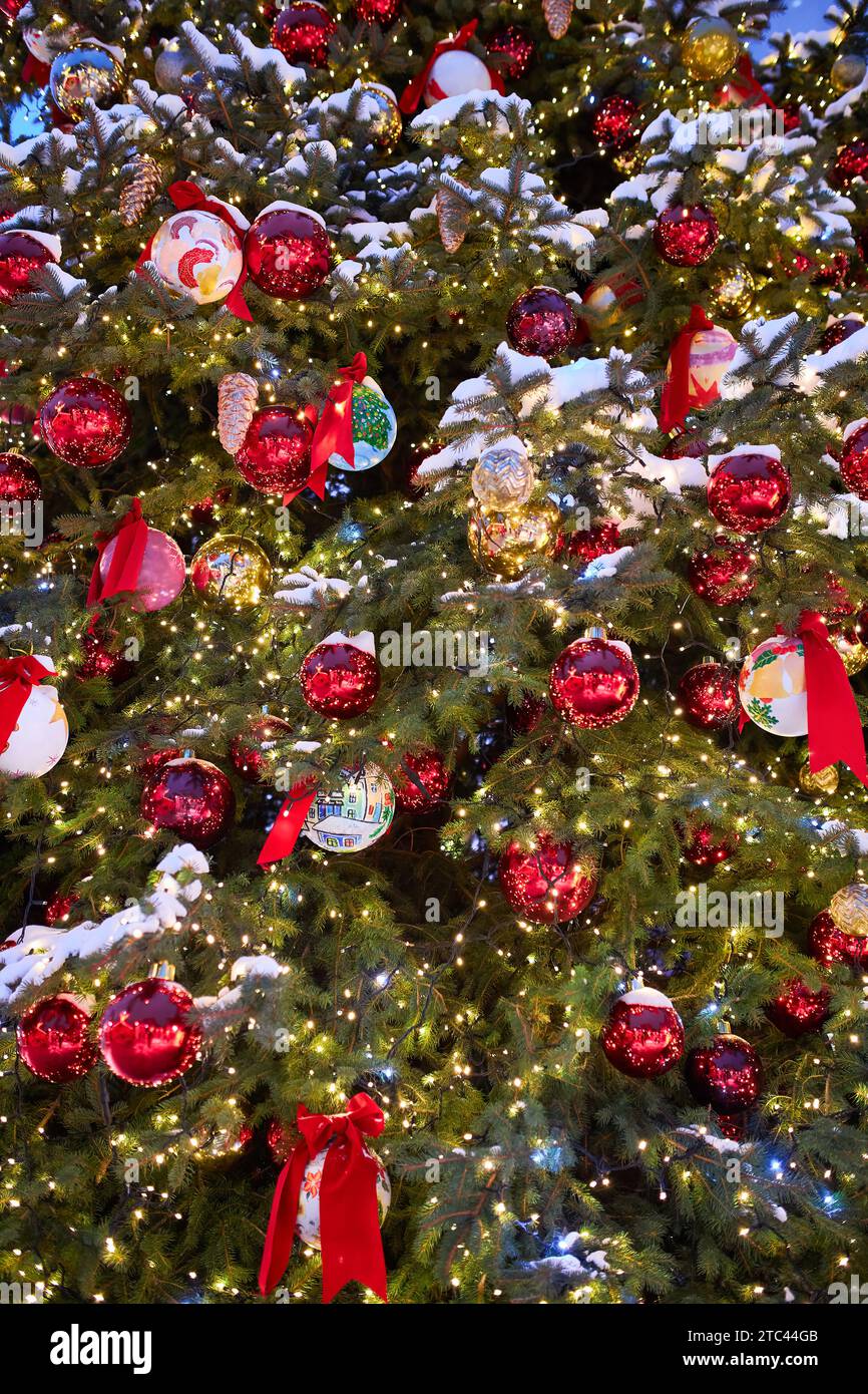 Christmas tree with red balloons on city street at night Stock Photo ...