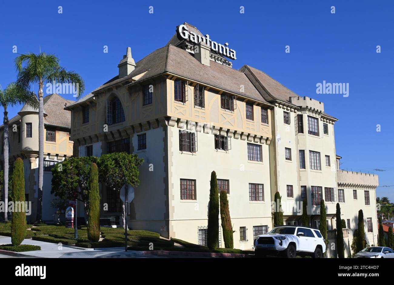 LONG BEACH, CALIFORNIA - 6 DEC 2023: The Gaytonia Apartments in Belmont Heights. The 3 story 27 unit was built in 1930 and named for the original owne Stock Photo