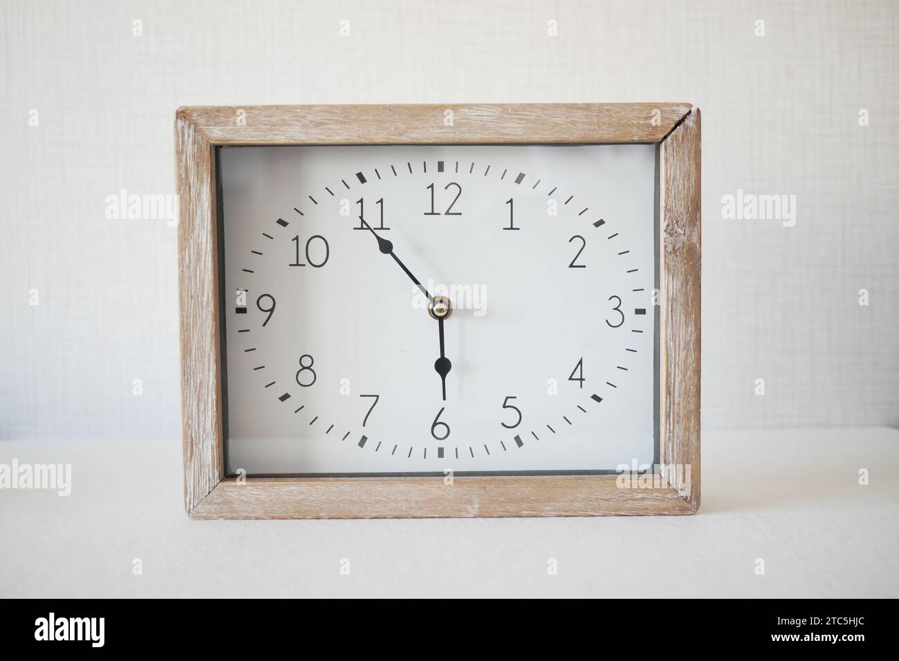 Simple clock hi-res stock photography and images - Alamy