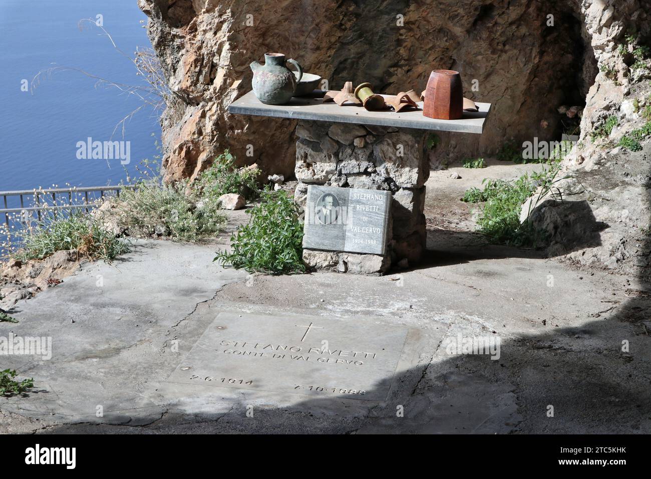 Maratea - Tomba di Stefano Rivetti nella Grotta dell'Angelo Stock Photo ...