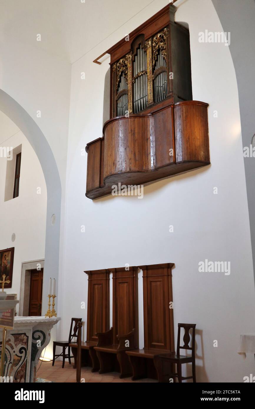 Maratea - Organo a canne nel presbiterio della Basilica di San Biagio Stock Photo