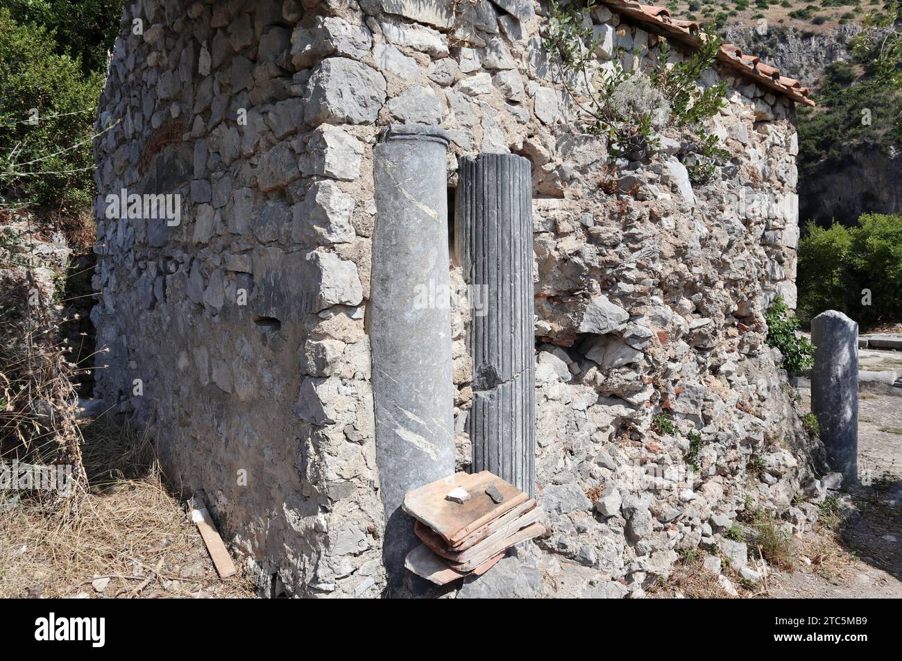 Torca - Colonne nella muratura dell'Eremo di San Pietro presso il Fiordo di Crapolla Stock Photo