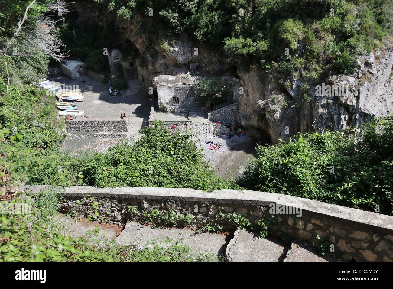 Torca - Scorcio del borgo di Crapolla dal sentiero di accesso Stock Photo