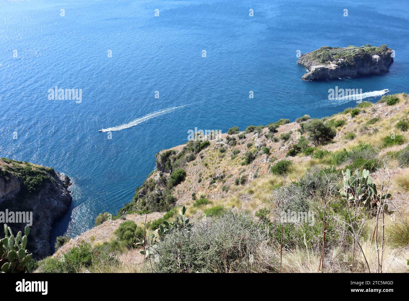 Torca - Scorcio dello Scoglio di Isca e del Fiordo di Crapolla dal sentiero Stock Photo