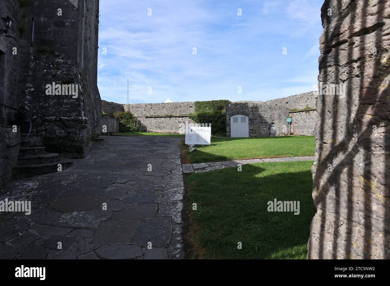 Kinvara – Scorcio del Castello di Dunguaire dal cancello di accesso Stock Photo