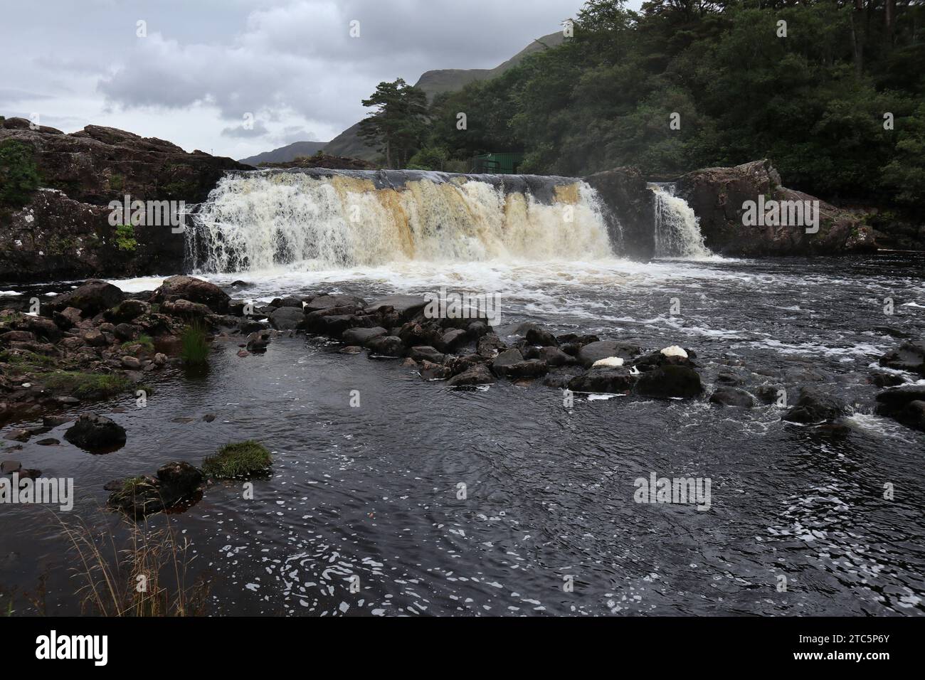 Leenane - Scorcio delle Aasleagh Falls dalla riva del fiume Erriff Stock Photo