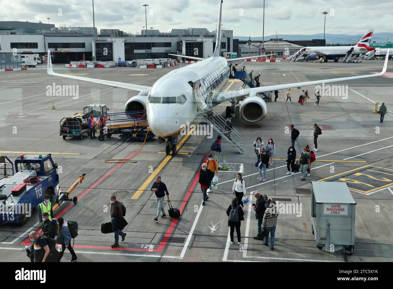 Dublino - Turisti mentre sbarcano dall'aereo Stock Photo