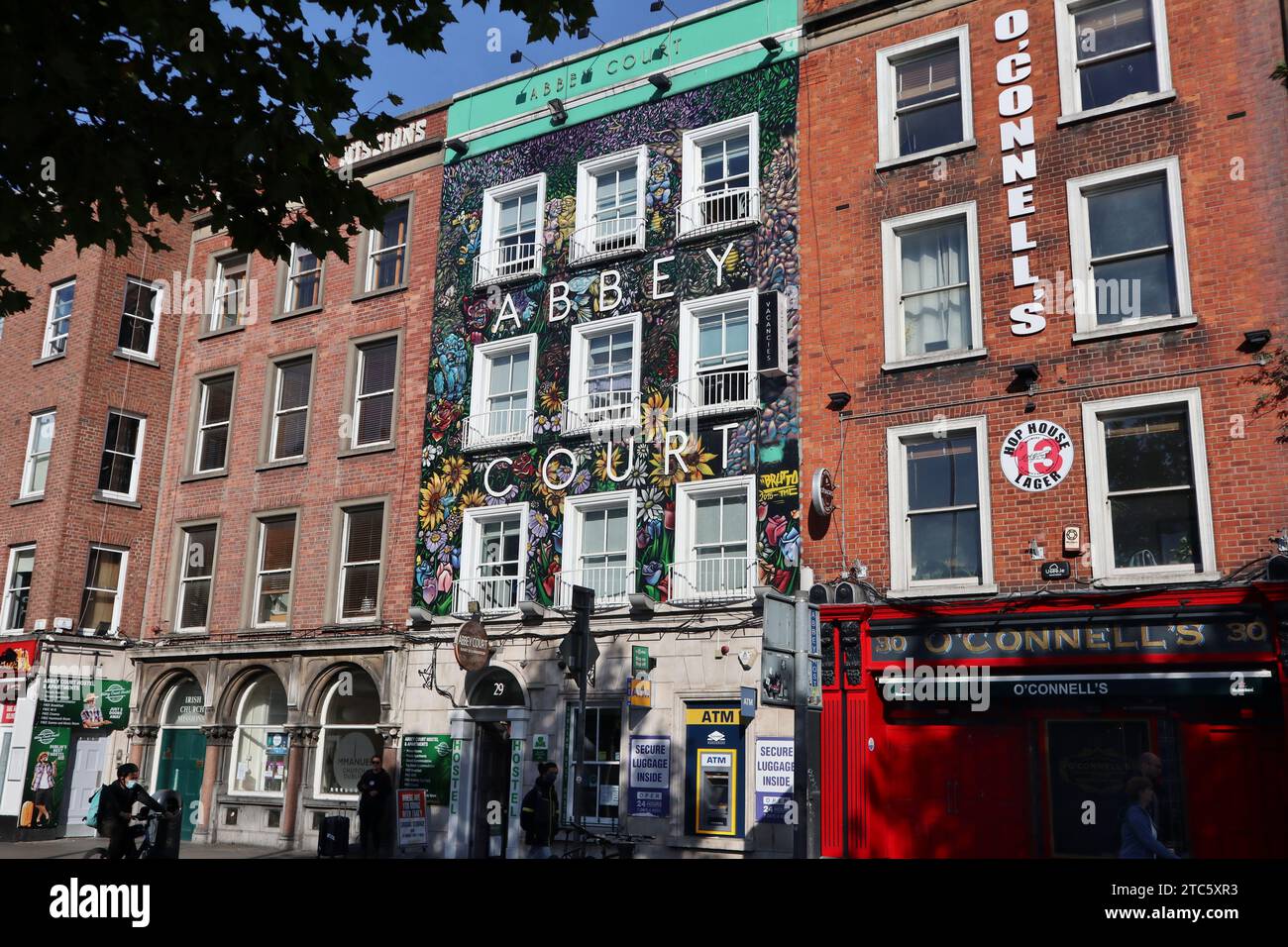 Dublino – Murale floreale sulla facciata del Abbey Court Hostel in Bachelors Walk Stock Photo