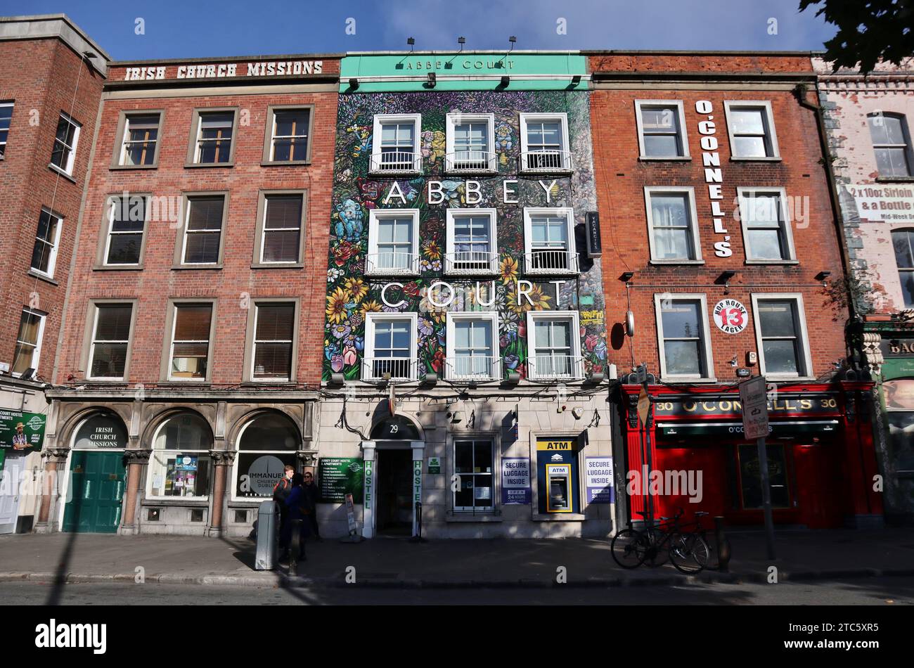 Dublino – Murale floreale sulla facciata del Abbey Court Hostel Stock Photo