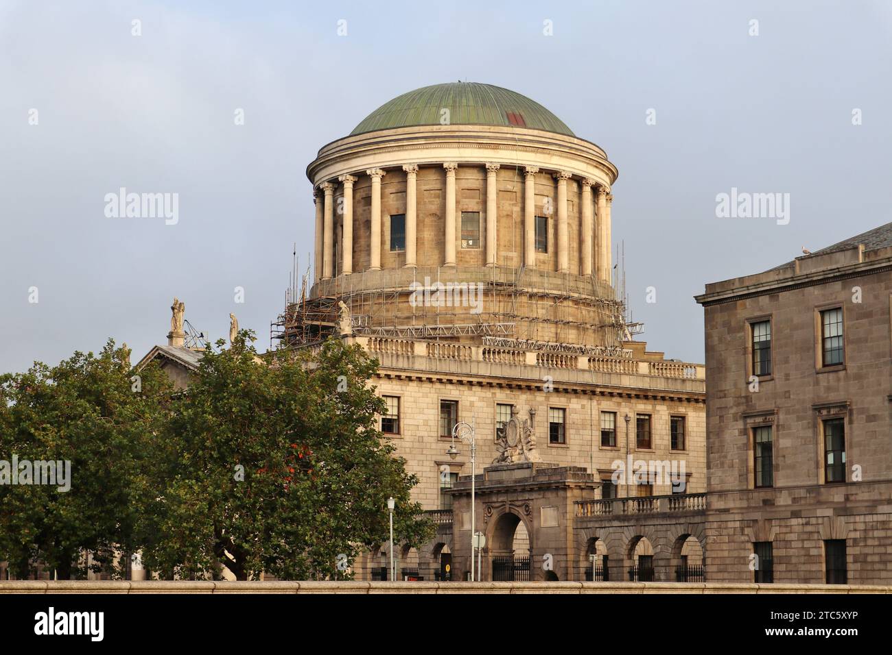 Dublino - Scorcio del Four Courts dal O’Donovan Rossa Bridge Stock