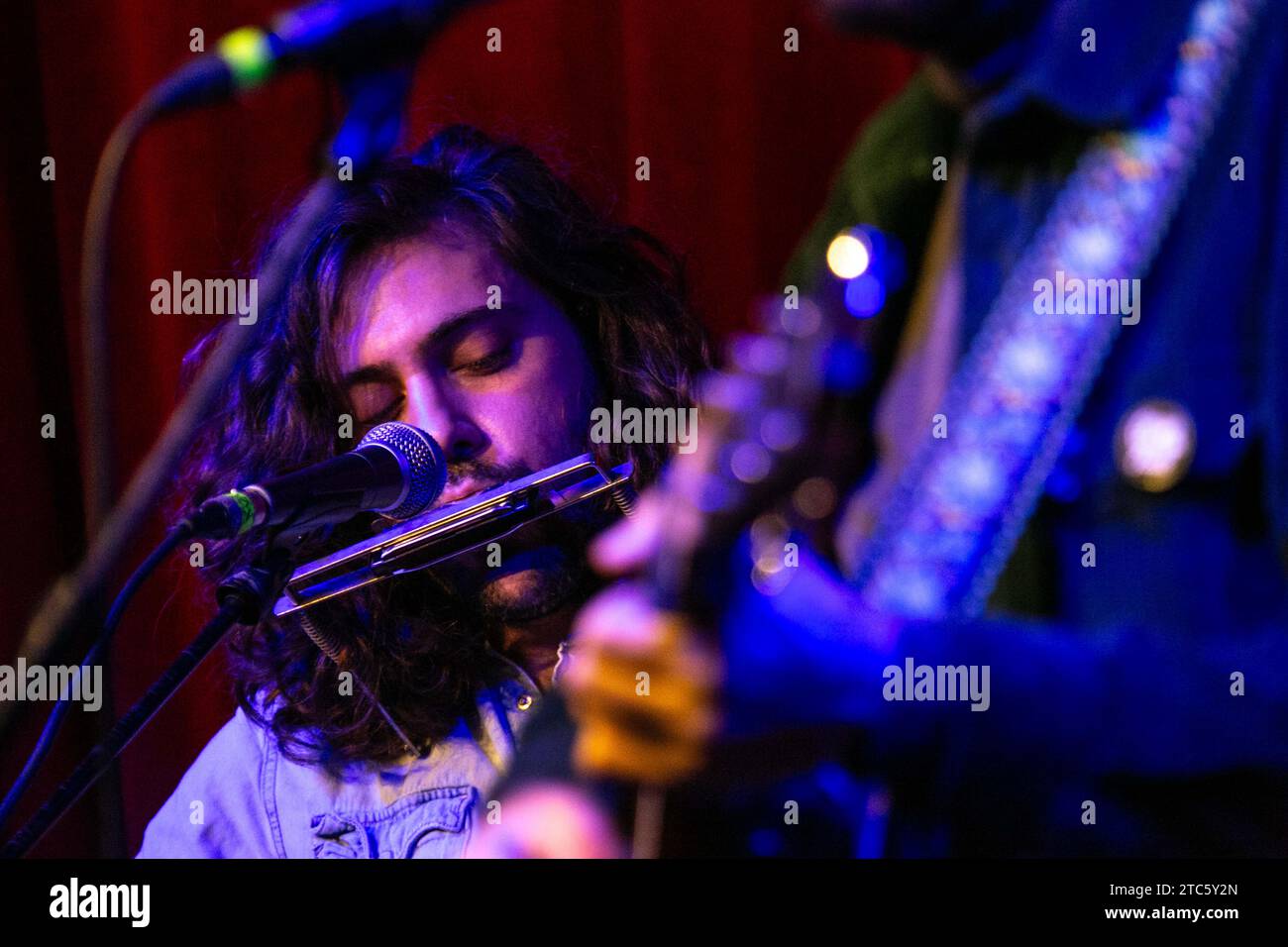December 10, 2023, LOS ANGELES, CALIFORNIA, USA: Jim Oblon performs at All Things Must Pass A George Harrison Tribute hosted by Open Folk at The Hotel Cafe in Los Angeles, California onâ€‹ December 10, 2023. (Credit Image: © Clutch Pockets Wambli/ZUMA Press Wire) EDITORIAL USAGE ONLY! Not for Commercial USAGE! Stock Photo