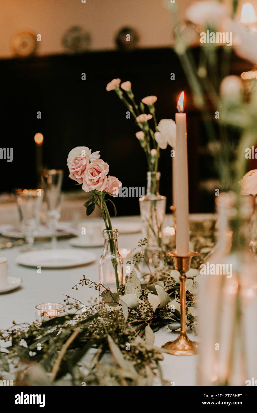 Classic & Romantic wedding Table Decor Stock Photo - Alamy