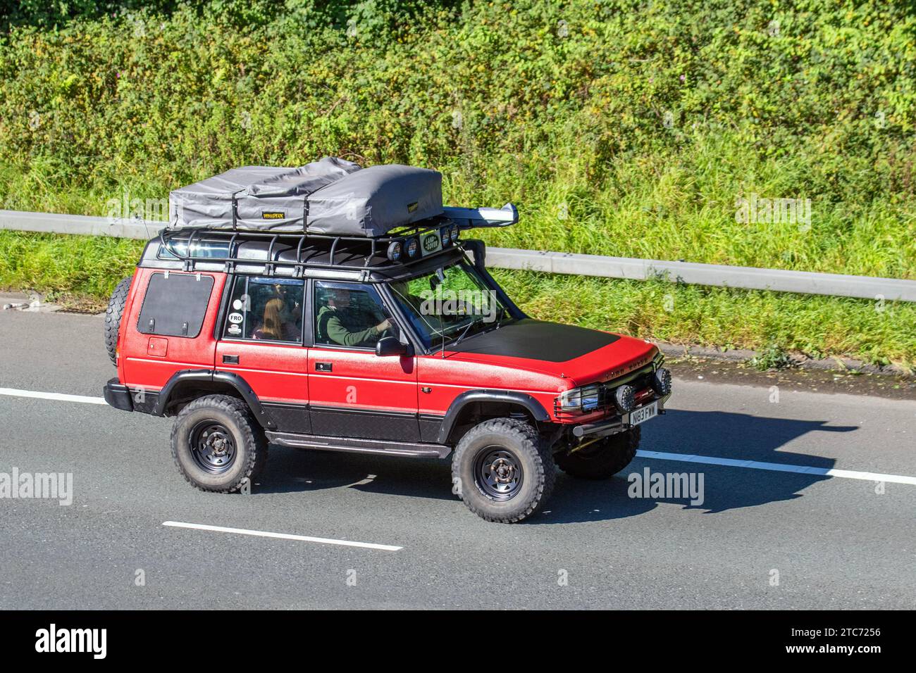 1995 90s nineties Red Black two-tone Land Rover Discovery 300 TDi Diesel Hardtop 2495 cc. Direct 4x4 Off-road Expedition; Vintage, restored classic motors, automobile collectors motoring enthusiasts, historic veteran cars travelling in Greater Manchester, UK Stock Photo