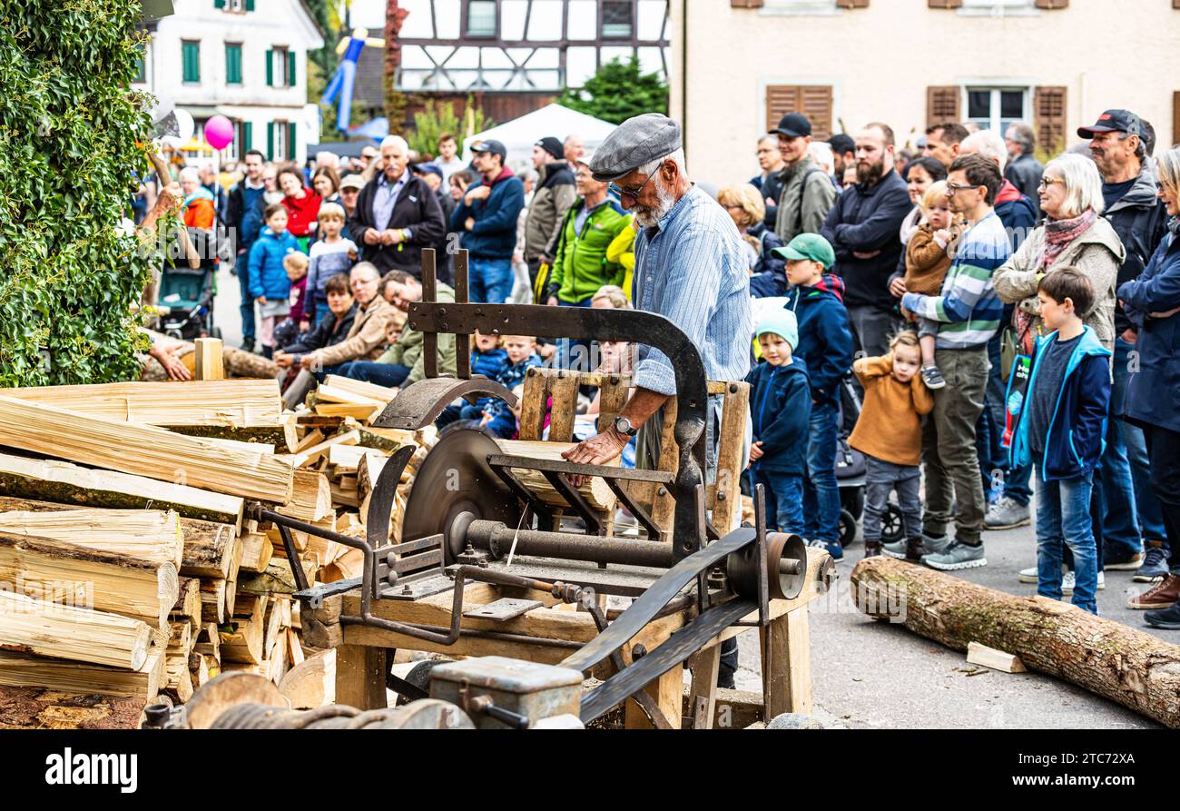 Herbstmesse Rafz Bei der Sägerei in Rafzer Dorfzentrum können Besucher schauen, wie das Holz früher bearbeitet wurde. Rafz, Schweiz, 25.09.2022 *** Rafz Autumn Fair At the sawmill in Rafz village center, visitors can see how wood was processed in the past Rafz, Switzerland, 25 09 2022 Credit: Imago/Alamy Live News Stock Photo