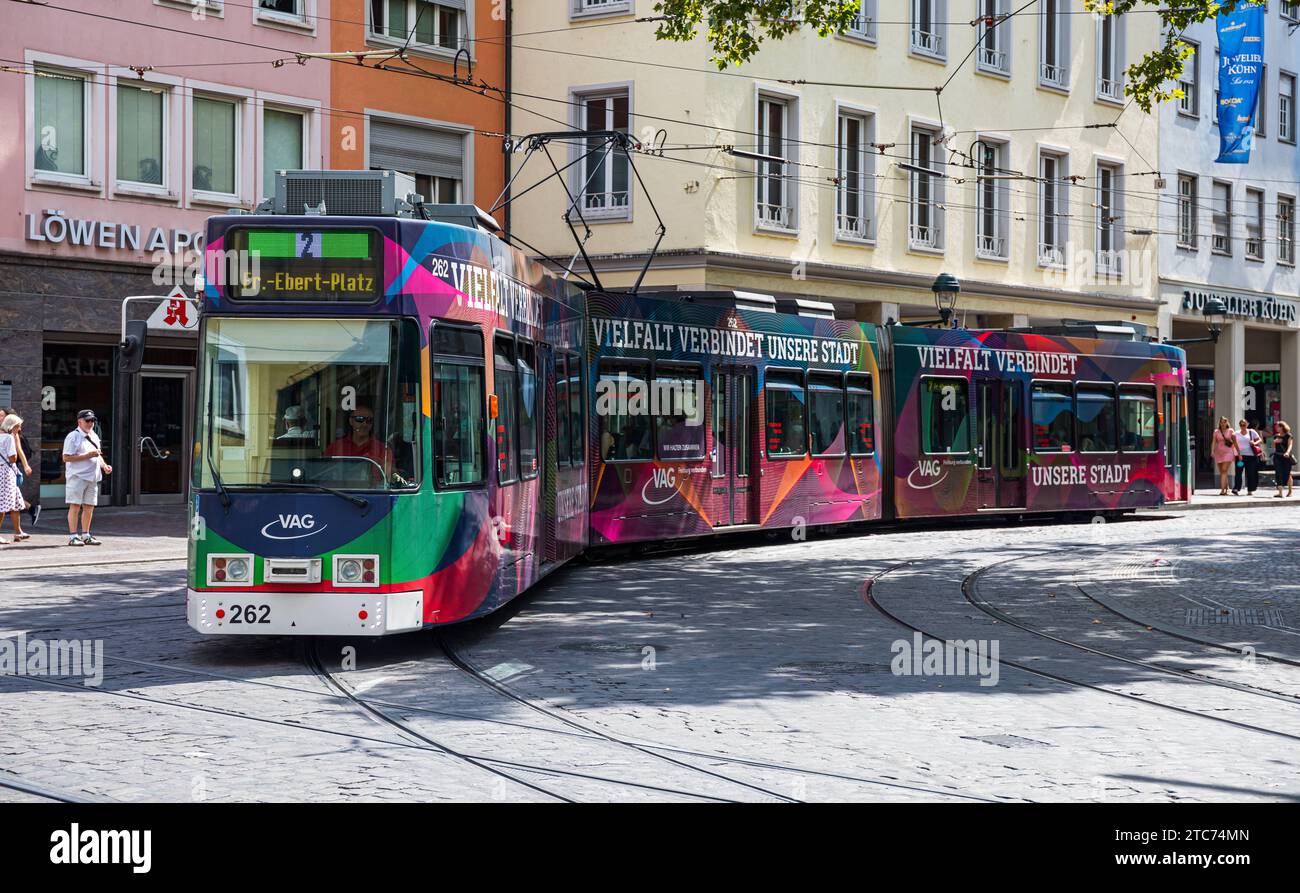 Strassenbahn Eine Strassenbahn der Linie 2 ist in den Strassen von Freiburg im Breisgau unterwegs. Das Tram trägt Werbung, dass die Vielfalt die Stadt verbindet. Freiburg im Breisgau, Deutschland, 07.08.2022 *** Streetcar A streetcar on line 2 is on the streets of Freiburg im Breisgau The streetcar carries advertising that diversity connects the city Freiburg im Breisgau, Germany, 07 08 2022 Credit: Imago/Alamy Live News Stock Photo