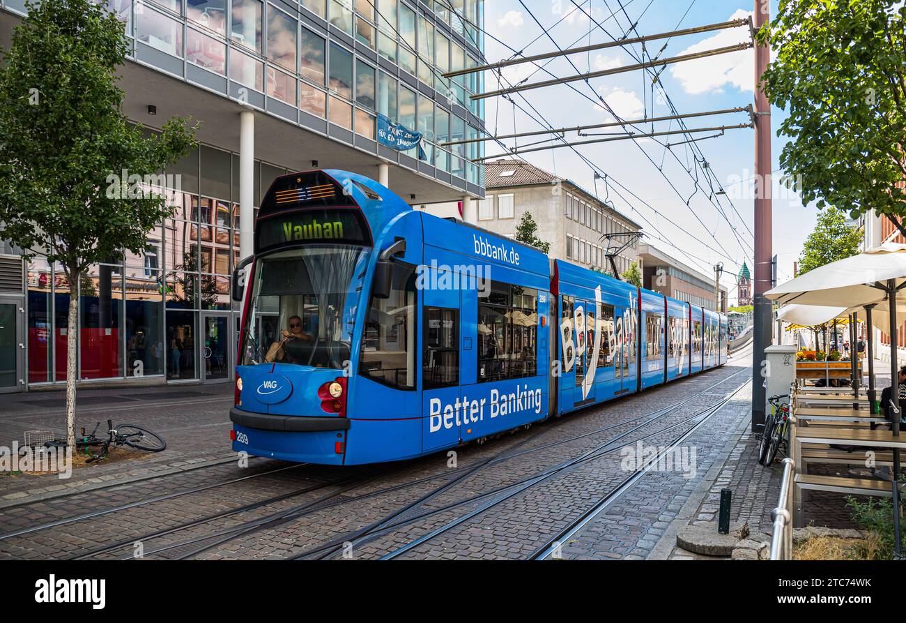 Strassenbahn Eine Strassenbahn in Freiburg im Breisgau ist mit der Werbung der BB Bank beschriftet. Freiburg im Breisgau, Deutschland, 07.08.2022 *** Streetcar A streetcar in Freiburg im Breisgau is labeled with the advertising of BB Bank Freiburg im Breisgau, Germany, 07 08 2022 Credit: Imago/Alamy Live News Stock Photo