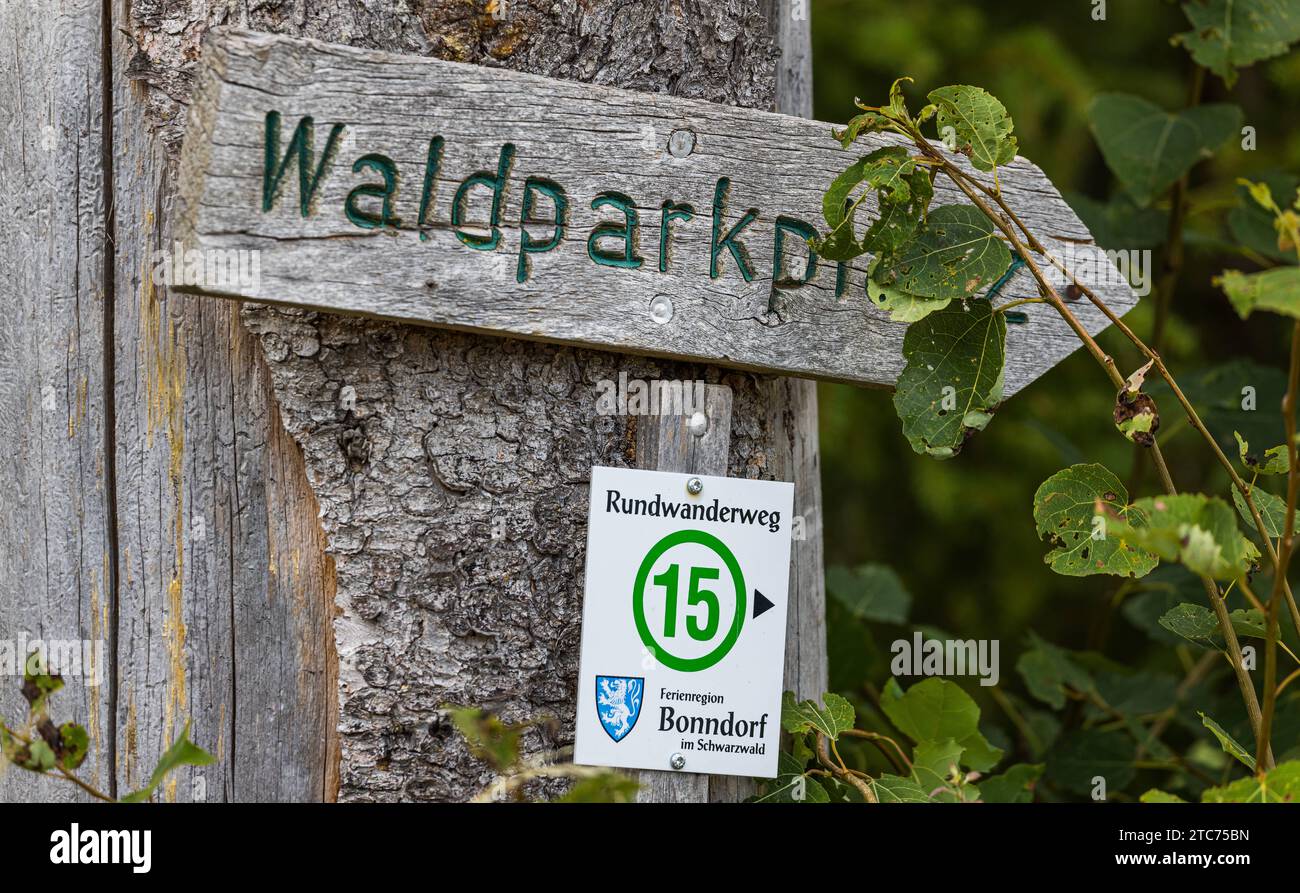 Waldparkplatz Ein Wegweiser zeigt den Weg zum Waldparkplatz und zum Rundwanderweg an Bonndorf im Schwarzwald, Deutschland, 01.08.2022 *** Forest parking lot A signpost shows the way to the forest parking lot and the circular hiking trail Bonndorf in the Black Forest, Germany, 01 08 2022 Credit: Imago/Alamy Live News Stock Photo