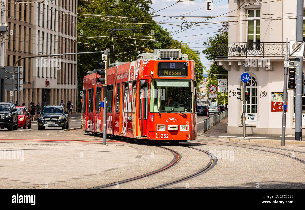 Strassenbahn Eine Strassenbahn der Linie 4 mit Ziel Messe ist auf den Strassen von Freiburg im Breisgau in Süddeutschland unterwegs. Freiburg im Breisgau, Deutschland, 07.08.2022 *** Streetcar A streetcar of line 4 with destination Messe is on the streets of Freiburg im Breisgau in southern Germany Freiburg im Breisgau, Germany, 07 08 2022 Credit: Imago/Alamy Live News Stock Photo