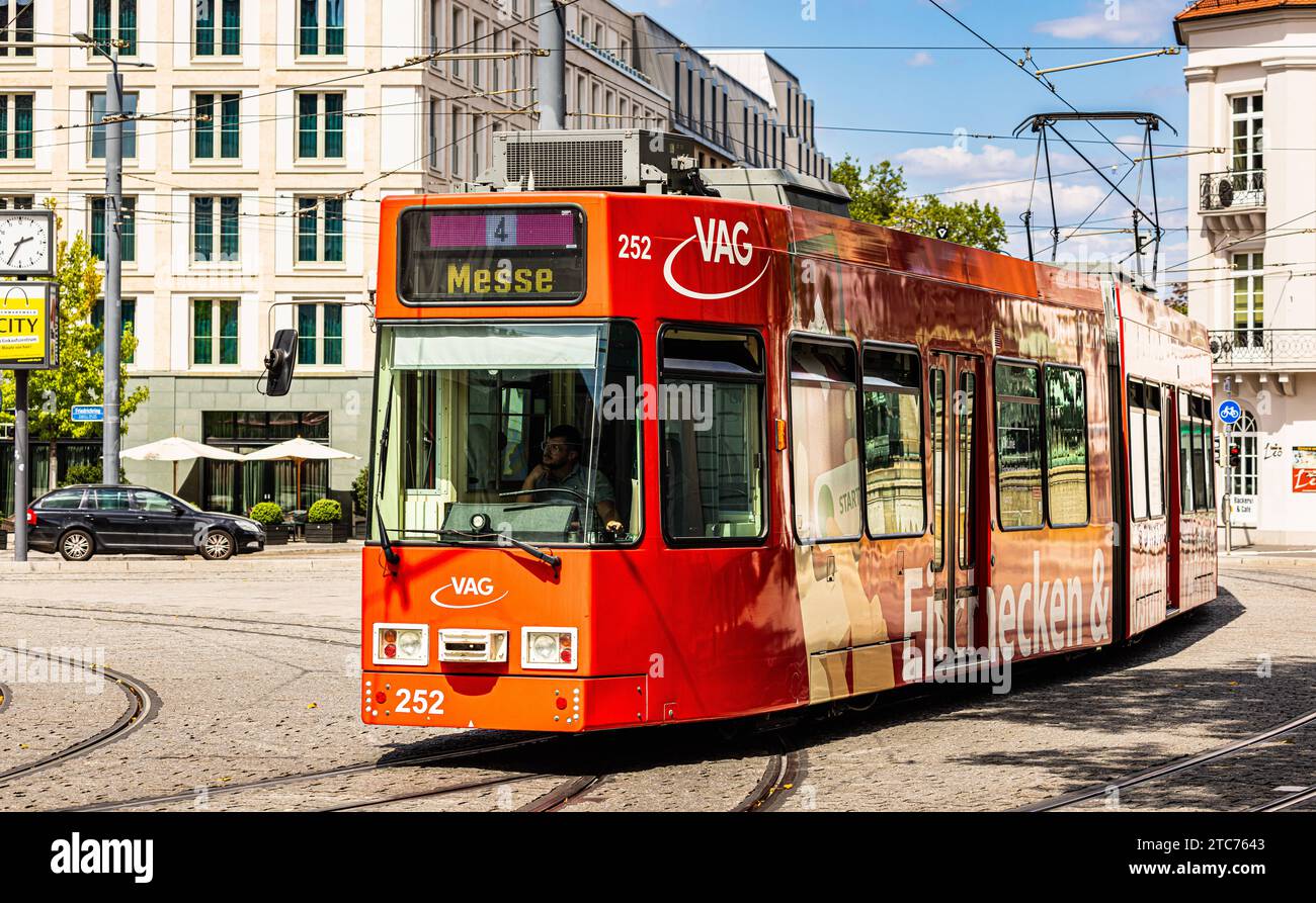 Strassenbahn Eine Strassenbahn der Linie 4 mit Ziel Messe ist auf den Strassen von Freiburg im Breisgau in Süddeutschland unterwegs. Freiburg im Breisgau, Deutschland, 07.08.2022 *** Streetcar A streetcar of line 4 with destination Messe is on the streets of Freiburg im Breisgau in southern Germany Freiburg im Breisgau, Germany, 07 08 2022 Credit: Imago/Alamy Live News Stock Photo