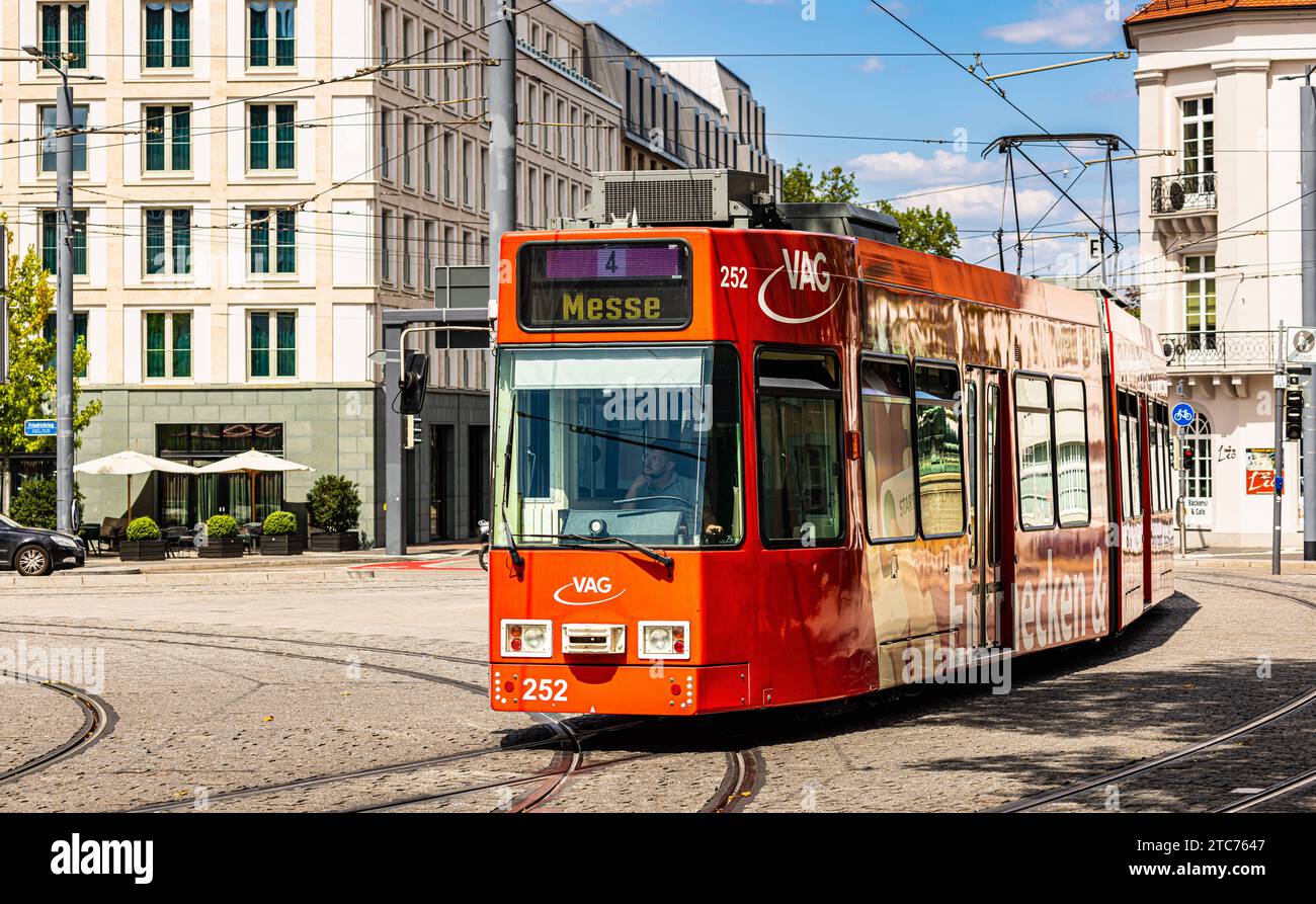 Strassenbahn Eine Strassenbahn der Linie 4 mit Ziel Messe ist auf den Strassen von Freiburg im Breisgau in Süddeutschland unterwegs. Freiburg im Breisgau, Deutschland, 07.08.2022 *** Streetcar A streetcar of line 4 with destination Messe is on the streets of Freiburg im Breisgau in southern Germany Freiburg im Breisgau, Germany, 07 08 2022 Credit: Imago/Alamy Live News Stock Photo