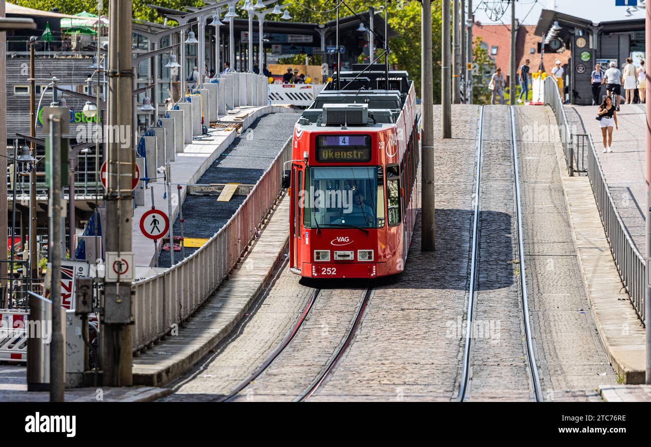 Strassenbahn Eine Strassenbahn der Linie 4 fährt von der Stadtbahnbrücke hinunter um die Haltestelle Stadttheater zu bedienen. Freiburg im Breisgau, Deutschland, 07.08.2022 *** Streetcar A streetcar on line 4 descends from the Stadtbahn bridge to serve the Stadttheater stop Freiburg im Breisgau, Germany, 07 08 2022 Stock Photo