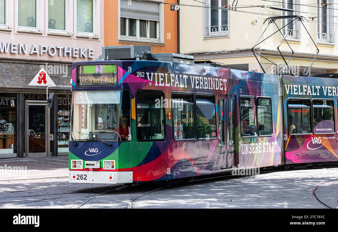 Strassenbahn Eine Strassenbahn der Linie 2 ist in den Strassen von Freiburg im Breisgau unterwegs. Das Tram trägt Werbung, dass die Vielfalt die Stadt verbindet. Freiburg im Breisgau, Deutschland, 07.08.2022 *** Streetcar A streetcar on line 2 is on the streets of Freiburg im Breisgau The streetcar carries advertising that diversity connects the city Freiburg im Breisgau, Germany, 07 08 2022 Stock Photo