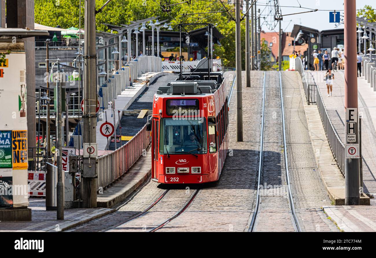 Strassenbahn Eine Strassenbahn der Linie 4 fährt von der Stadtbahnbrücke hinunter um die Haltestelle Stadttheater zu bedienen. Freiburg im Breisgau, Deutschland, 07.08.2022 *** Streetcar A streetcar on line 4 descends from the Stadtbahn bridge to serve the Stadttheater stop Freiburg im Breisgau, Germany, 07 08 2022 Stock Photo