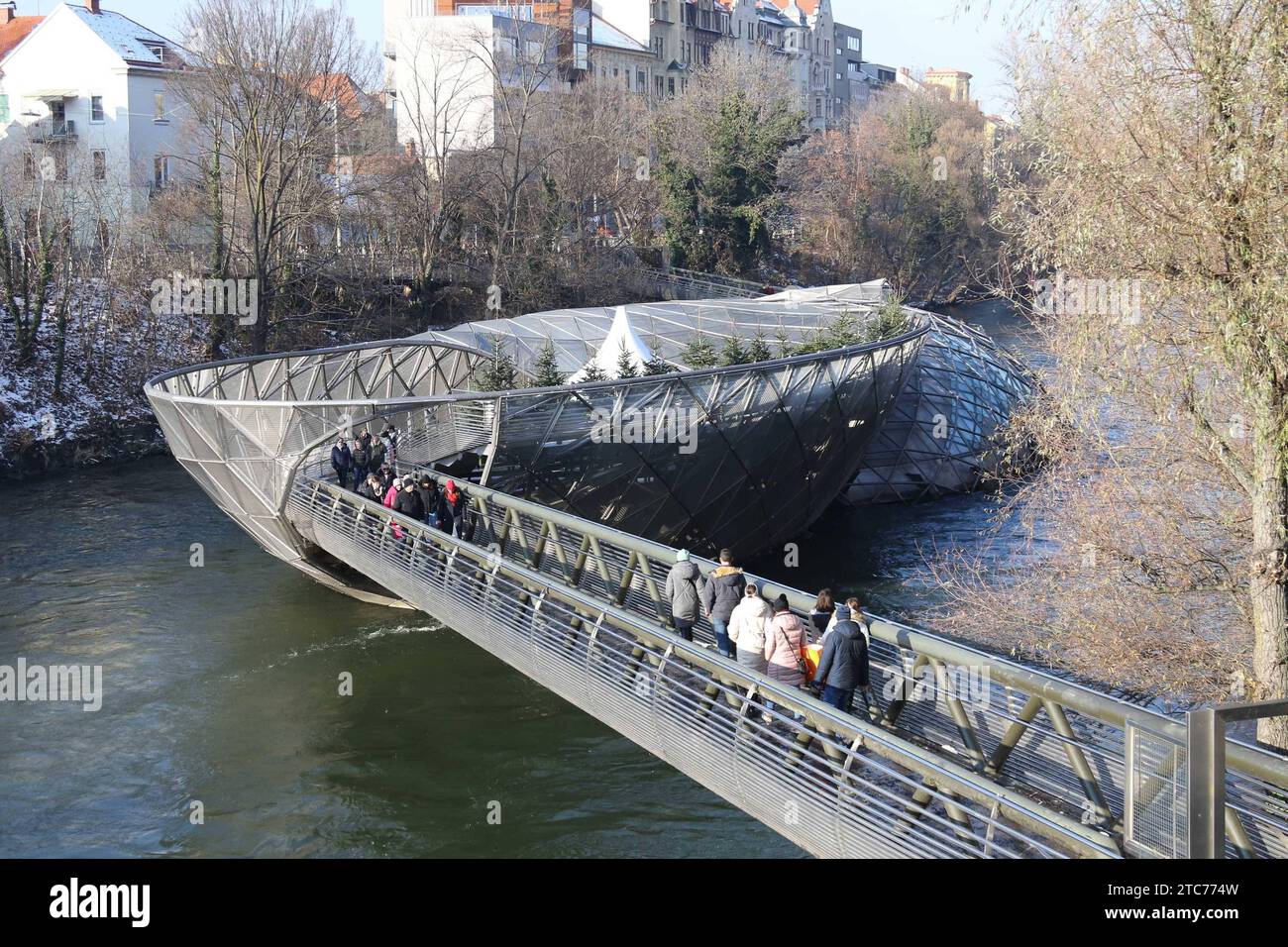 10.12.2023, Graz, AUT, Unterwegs in Steiermark, Stadtreportage, Reportage, im Bild Murinsel, Graz, Steiermark, Moderne schwimmende Plattform mit Cafe, Theater, *** 10 12 2023, Graz, AUT, Unterwegs in Steiermark, city reportage, reportage, im Bild Murinsel, Graz, Styria, modern floating platform with cafe, theater, Stock Photo