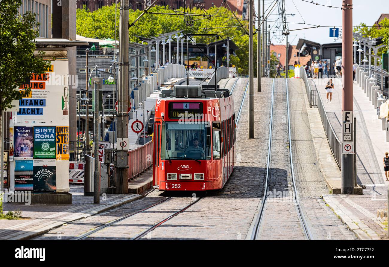 Strassenbahn Eine Strassenbahn der Linie 4 fährt von der Stadtbahnbrücke hinunter um die Haltestelle Stadttheater zu bedienen. Freiburg im Breisgau, Deutschland, 07.08.2022 *** Streetcar A streetcar on line 4 descends from the Stadtbahn bridge to serve the Stadttheater stop Freiburg im Breisgau, Germany, 07 08 2022 Stock Photo