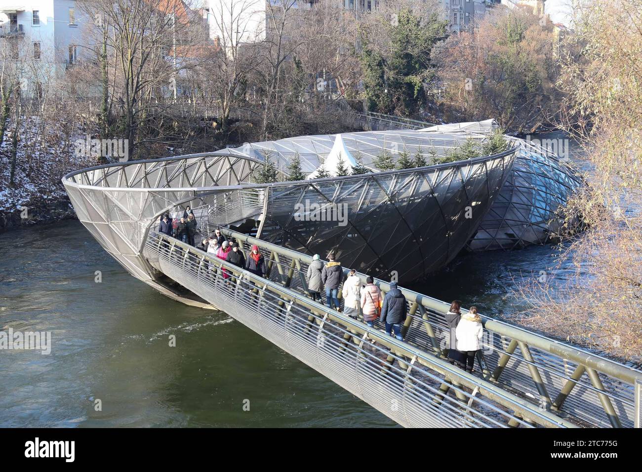 10.12.2023, Graz, AUT, Unterwegs in Steiermark, Stadtreportage, Reportage, im Bild Murinsel, Graz, Steiermark, Moderne schwimmende Plattform mit Cafe, Theater, *** 10 12 2023, Graz, AUT, Unterwegs in Steiermark, city reportage, reportage, im Bild Murinsel, Graz, Styria, modern floating platform with cafe, theater, Stock Photo